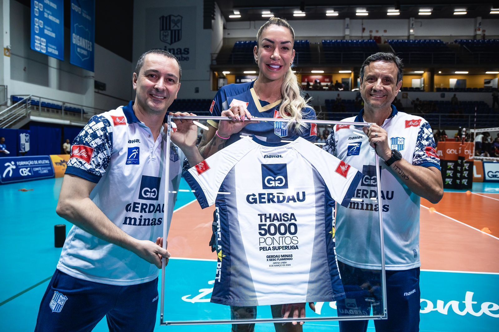 Thaisa, do Gerdau Minas, recebe camisa comemorativa após marca histórica