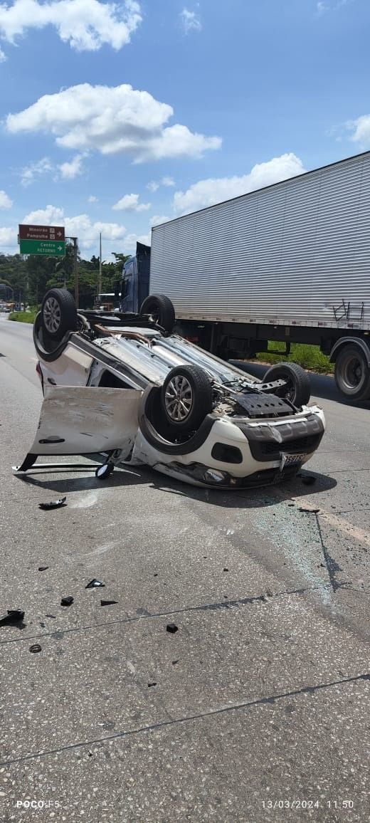 Carro capota no Anel Rodoviário, em BH, e trava trânsito na região