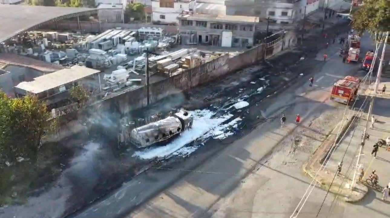 Veja imagens aéreas do estrago causado pela explosão de caminhão no Anel Rodoviário