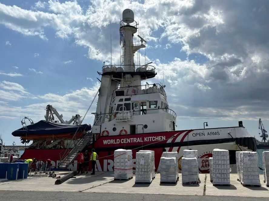 Primeiro navio com ajuda humanitária chega à Faixa de Gaza