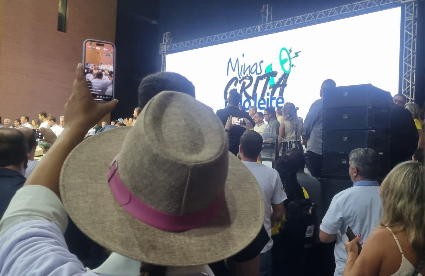 ‘Valor do litro de leite não compra um copo de água mineral’, diz produtor