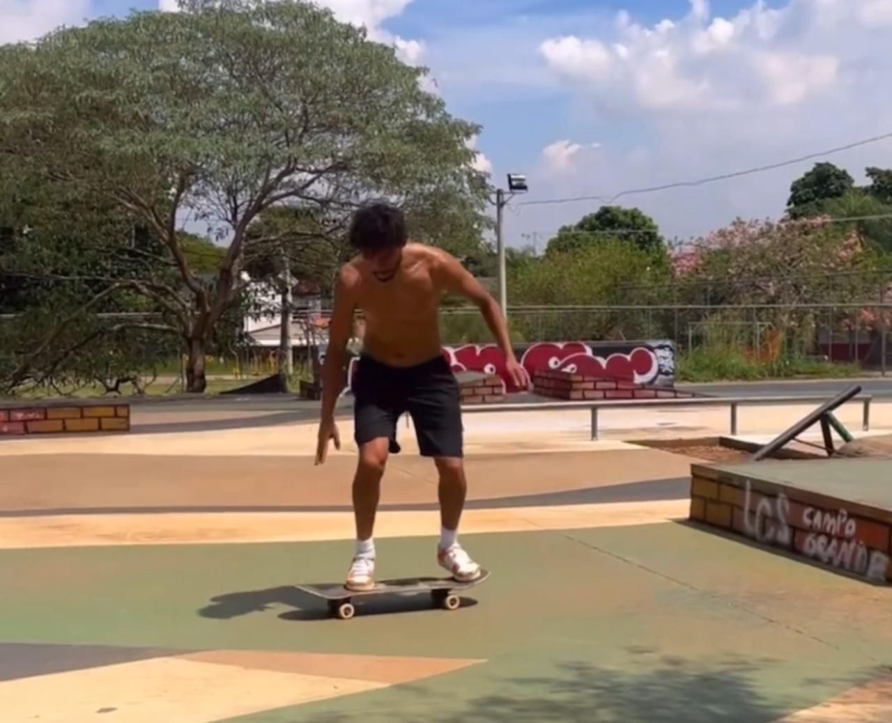 De folga no Atlético, Scarpa mostra habilidades no skate; assista ao vídeo