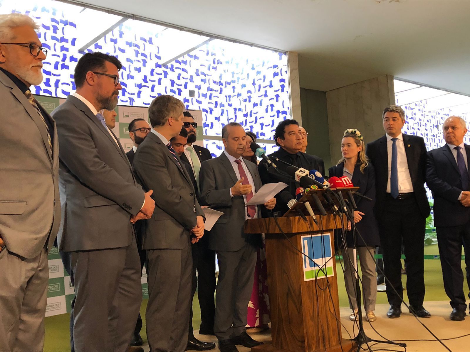 Parlamentares de oposição pedem o fim do inquérito das Fake News