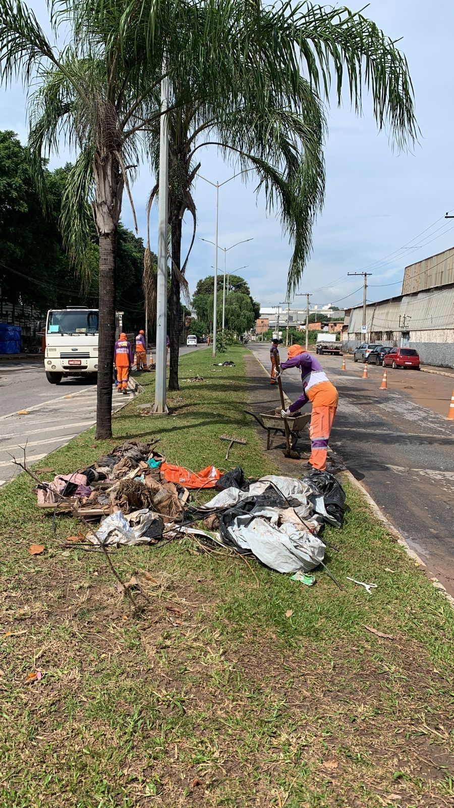 Prefeitura de Contagem distribui cestas básicas e colchões para atingidos pela chuva