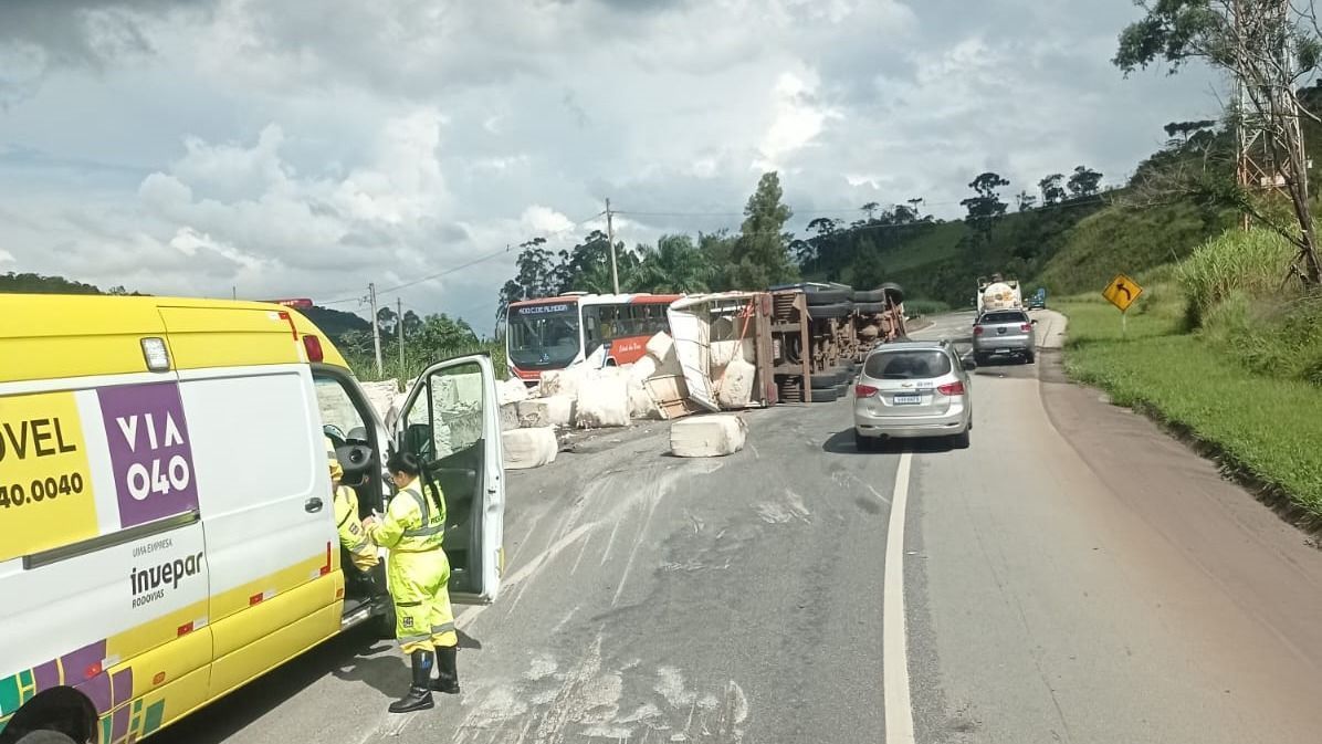 Carreta tomba, derruba carga e provoca acidente na BR-040, em Barbacena