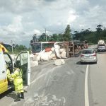 Carreta tomba, derruba carga e provoca acidente na BR-040, em Barbacena