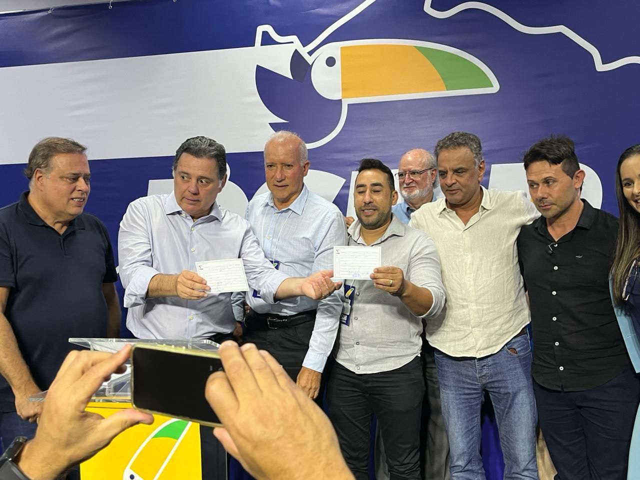 Perillo, Aécio e Abi-Ackel querem candidatura do PSDB à Prefeitura de BH; entenda cenário