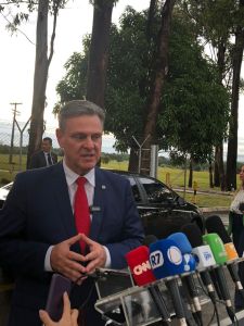 O ministro da Agricultura e Pecuária, Carlos Fávaro, falou com a imprensa na chegada à Granja do Torto, onde Lula se encontrará com fruticultores