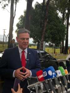 O ministro da Agricultura e Pecuária, Carlos Fávaro, falou com a imprensa na chegada à Granja do Torto, onde Lula se encontrará com fruticultores