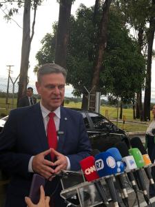 O ministro da Agricultura e Pecuária, Carlos Fávaro, falou com a imprensa na chegada à Granja do Torto, onde Lula se encontrará com fruticultores