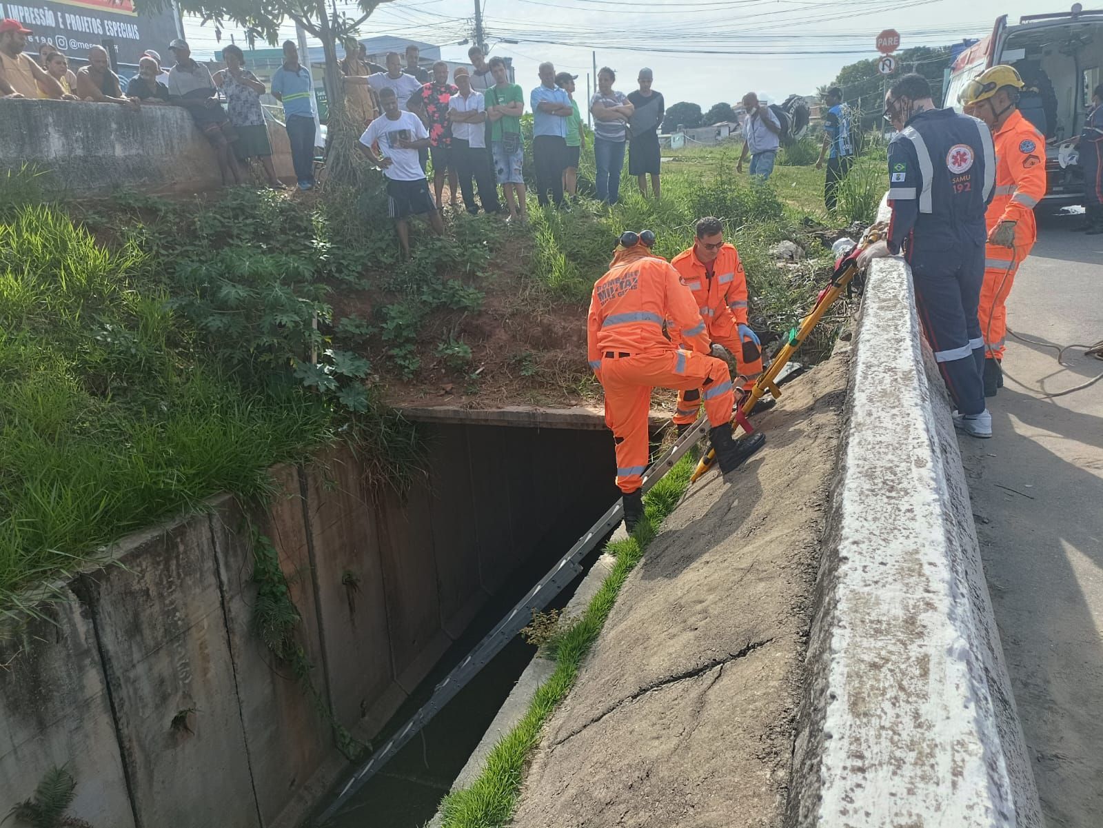 Motociclista cai dentro de córrego após se envolver em acidente na Grande BH