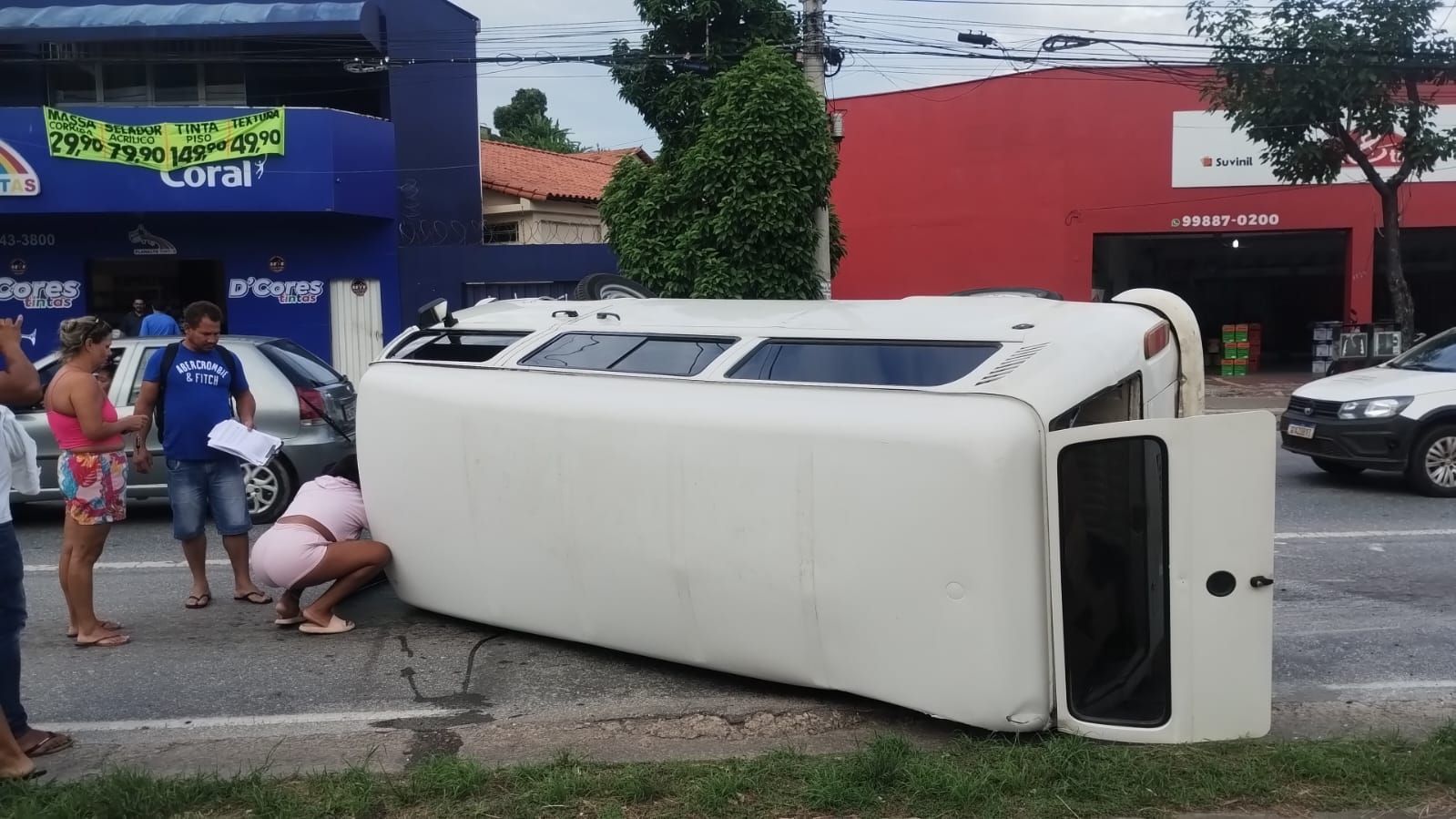 BH: Kombi tomba em Venda Nova e bloqueia trânsito na Av. Vilarinho