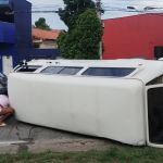 BH: Kombi tomba em Venda Nova e bloqueia trânsito na Av. Vilarinho