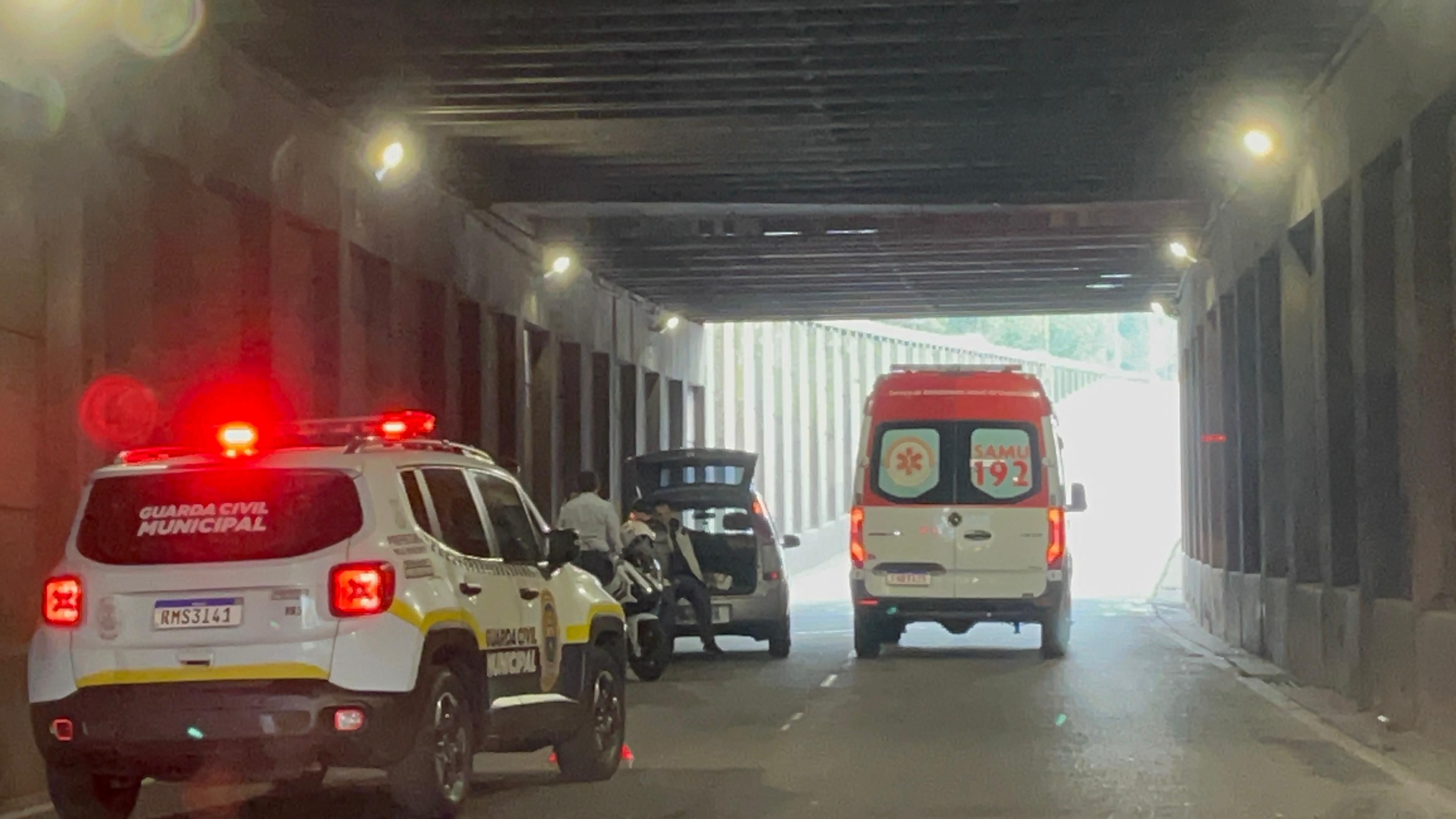 Vídeo: motociclista fica ferido em acidente na avenida Nossa Senhora do Carmo, em BH