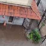 Vídeos: enchente deixa moradores ilhados no Barreiro