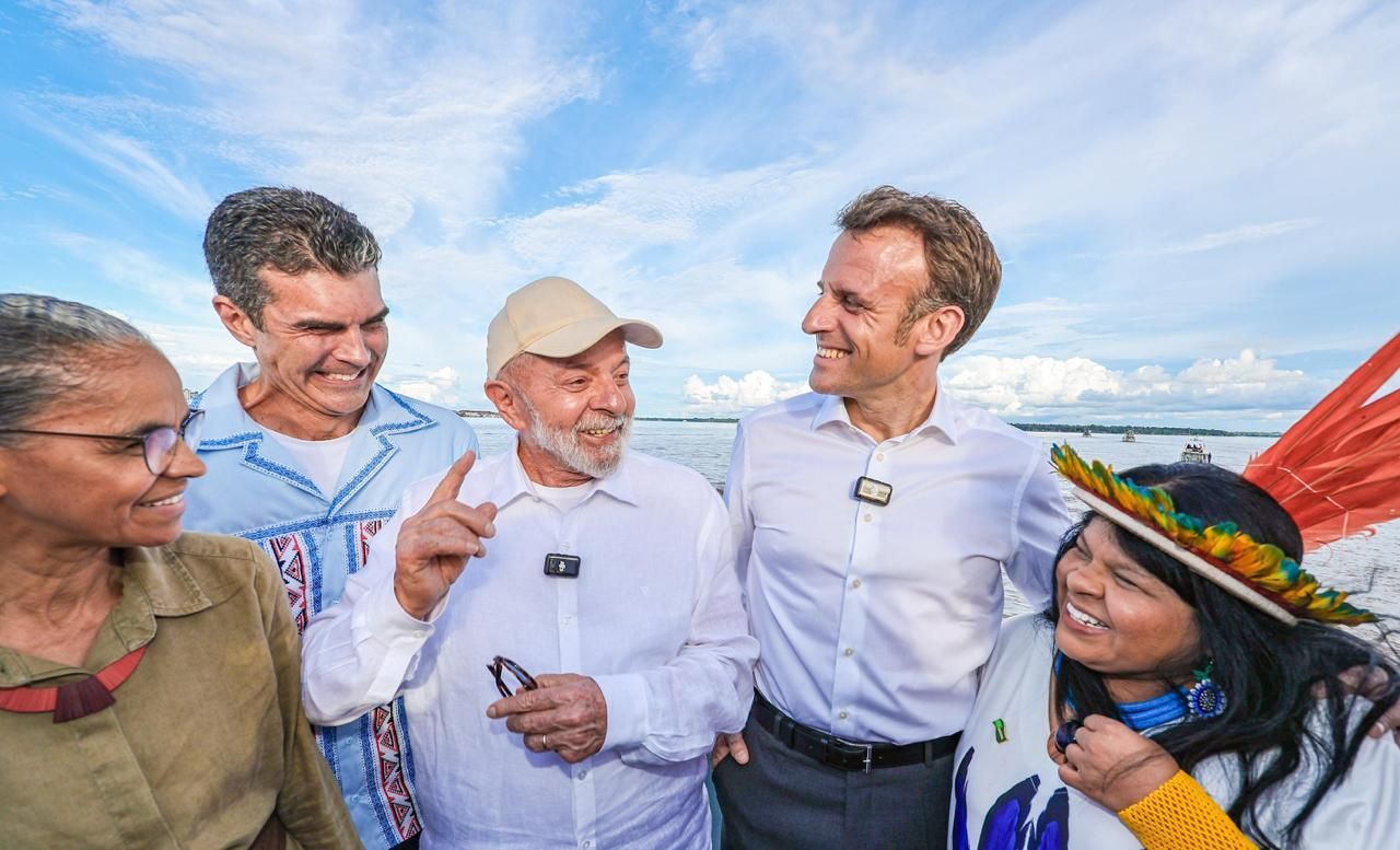 Lula se encontra com aliados em Belém, e reunião em barco marca primeiro dia da visita de Macron ao Brasil