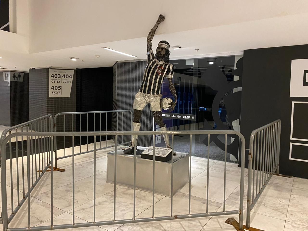 Corinthians protege estátua de Sócrates de possível vandalismo em jogo do Santos