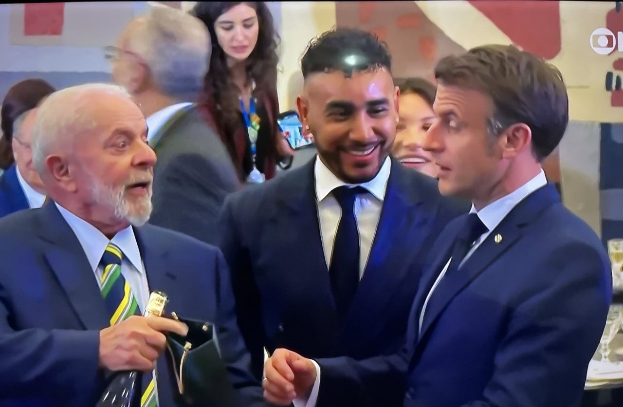 Payet participa de jantar e presenteia Lula e Macron com camisas do Vasco