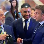 Payet participa de jantar e presenteia Lula e Macron com camisas do Vasco