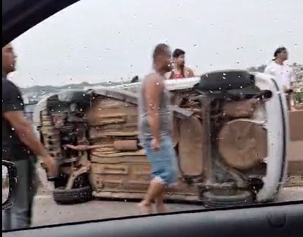 Vídeo: carro tomba e interdita parcialmente o Anel Rodoviário em BH
