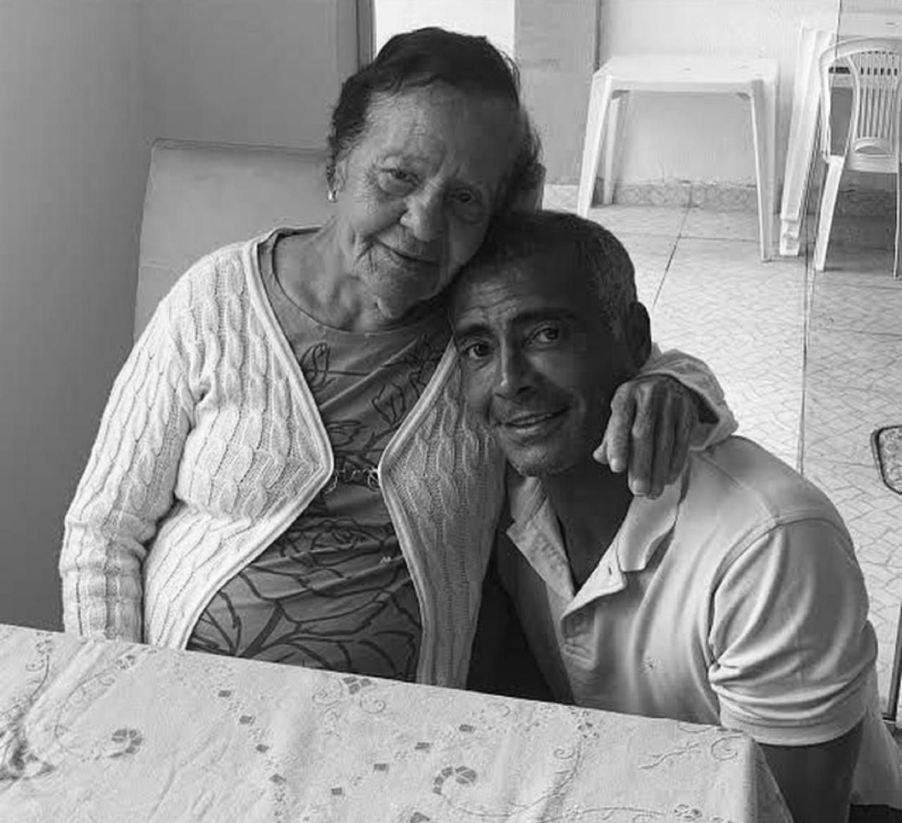 Romário anuncia morte da mãe pelas redes sociais e diz: 'A dor é inexplicável'