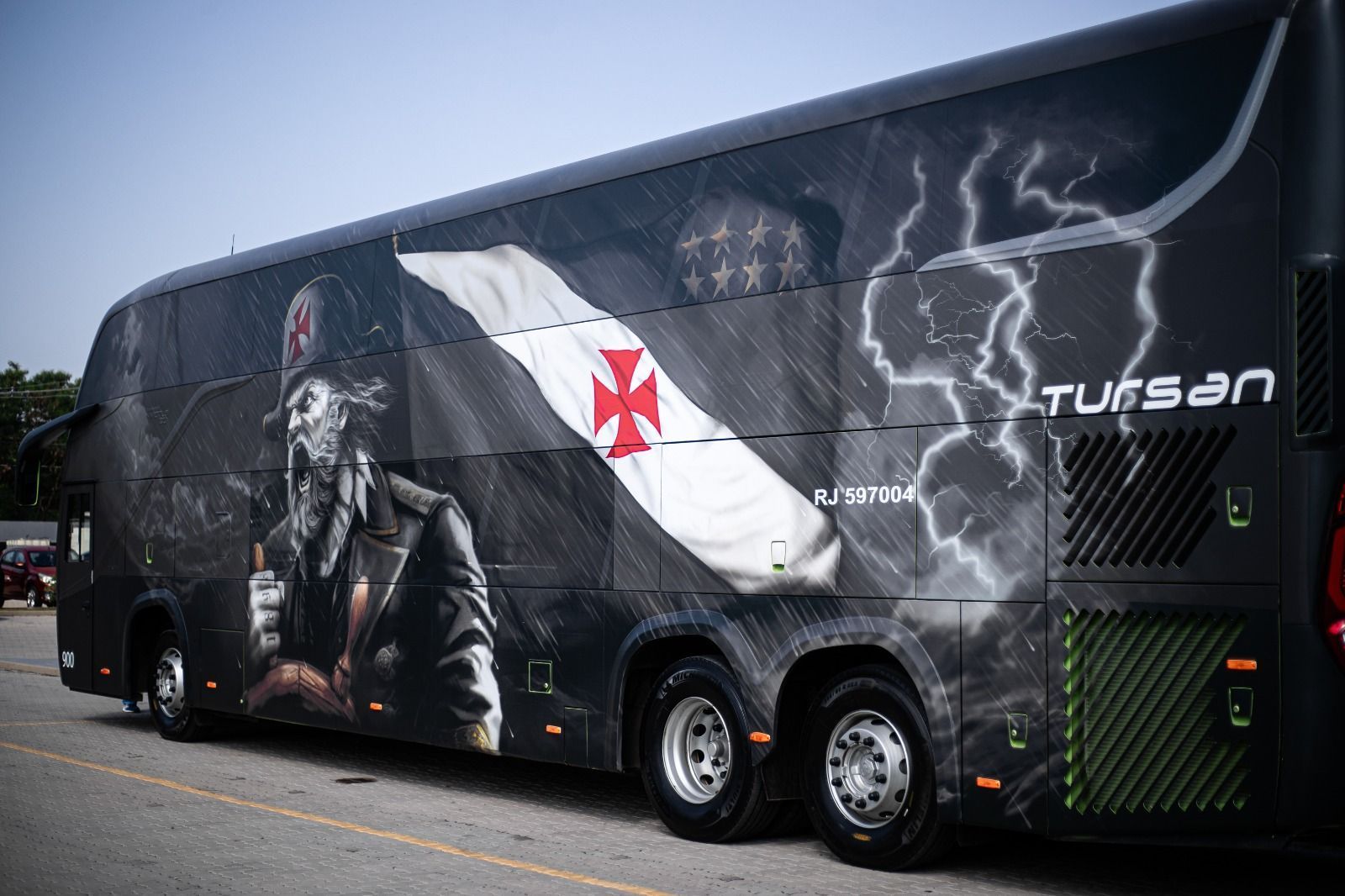Vasco ganha novo ônibus para elenco profissional; veja imagens