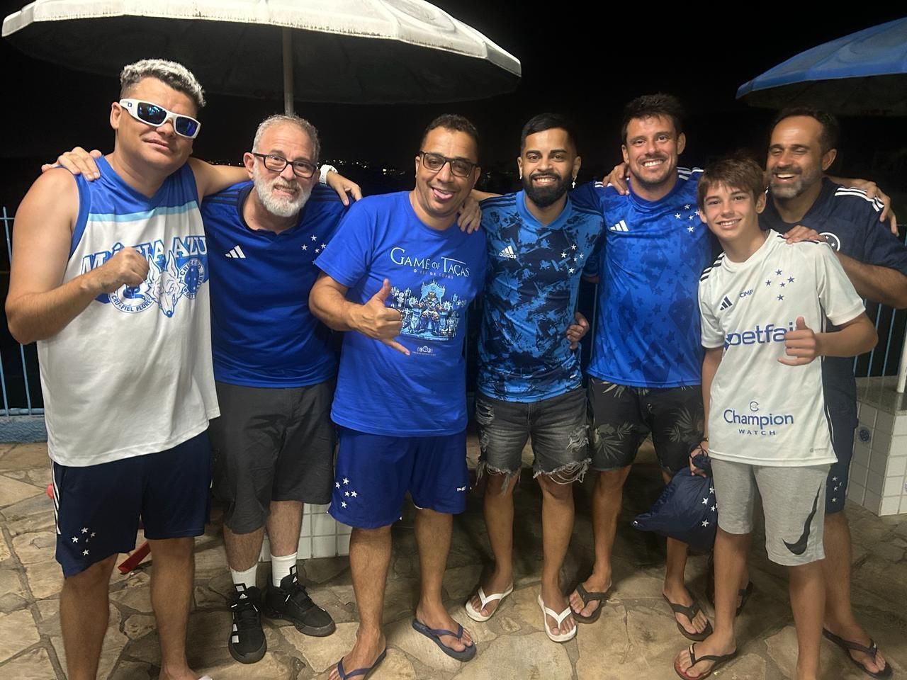 Torcedor do Cruzeiro viaja 40h e é recepcionado por ídolo antes da final do Mineiro
