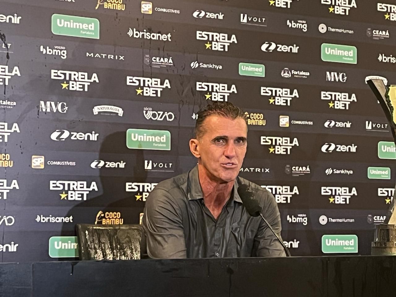 Mancini leva banho de gelo dos jogadores e exalta título estadual do Ceará