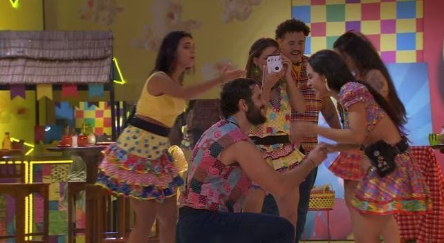 Novo casal? Após brincadeira de Davi, Isabelle dá beijo em Matteus