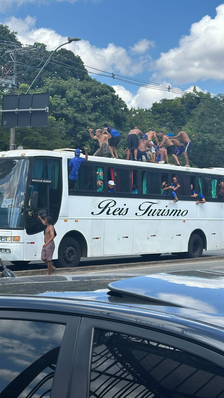 Torcedores do Cruzeiro 'surfam em ônibus' na chegada ao Mineirão para final