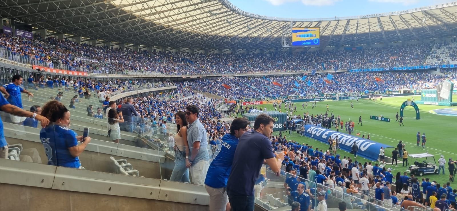 Bruno De Luca assiste à final do Campeonato Mineiro ao lado de Ronaldo