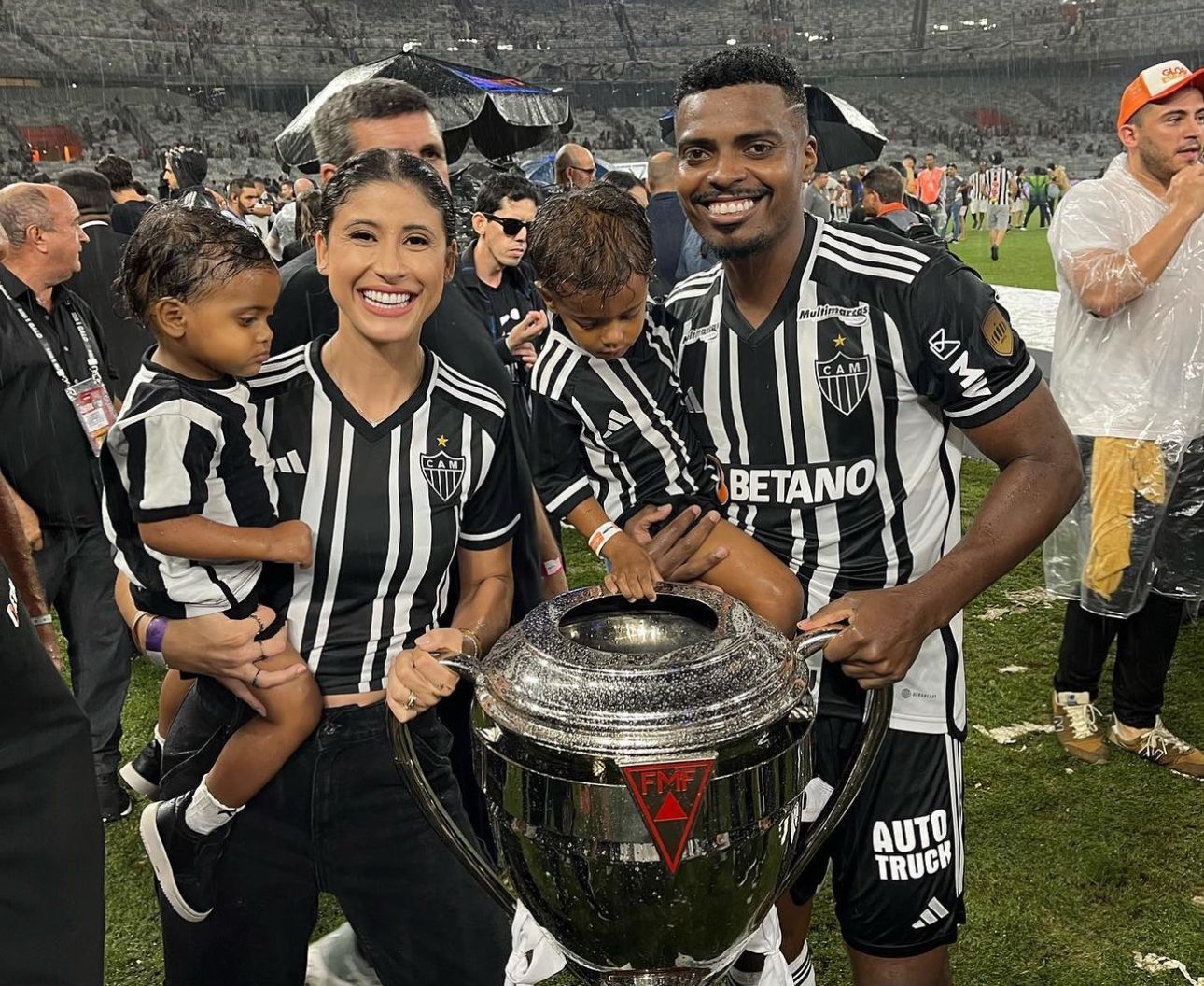 Esposa de Jemerson comemora título do Atlético com champagne e 'grito de alívio'