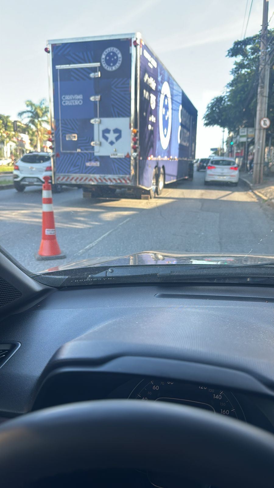 Carreta do Cruzeiro estraga na Antônio Carlos e complica trânsito em BH