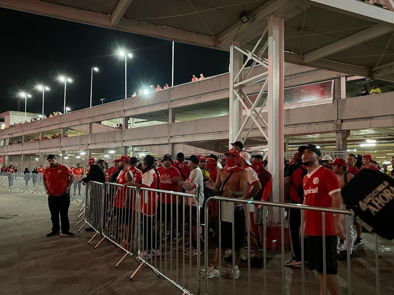 Torcedores do Inter protestam no Beira-Rio após empate na Sul-Americana