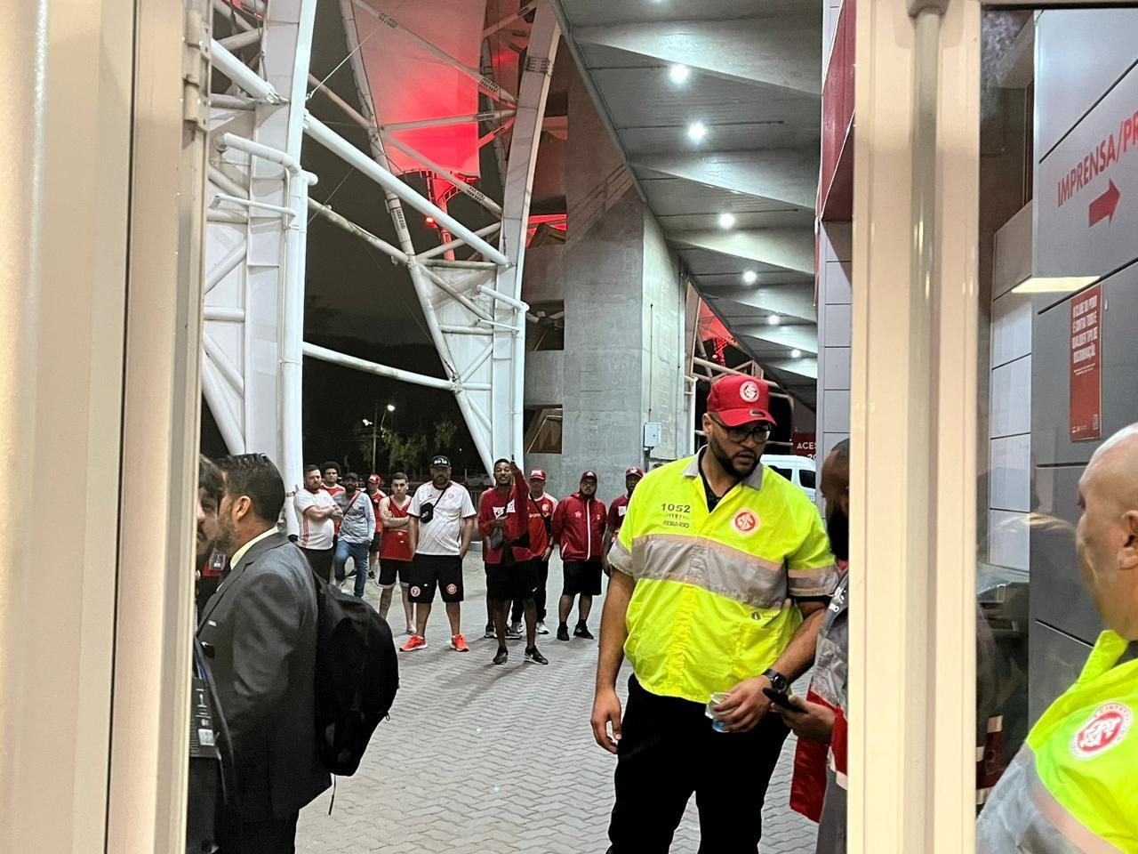 Líderes de organizadas se reúnem com direção do Inter após tropeço na Sul-Americana
