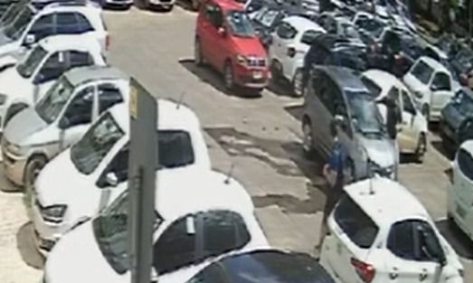 Vídeo: homem tem ataque de fúria em estacionamento e destrói veiculo que bloqueava a saída dele