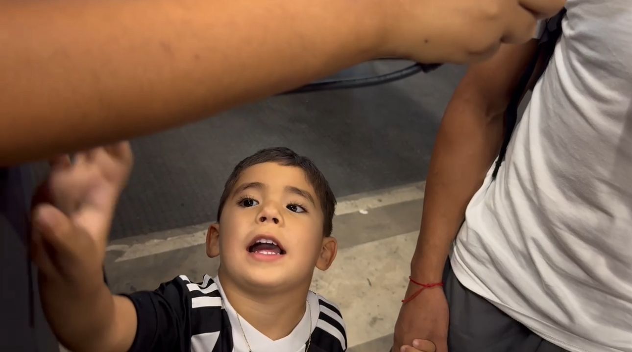 Filho de meia do Atlético rouba a cena após vitória na Libertadores