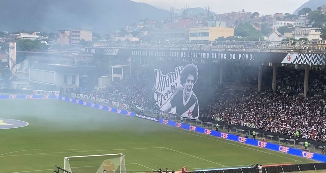 Torcida do Vasco faz homenagem para Roberto Dinamite em São Januário