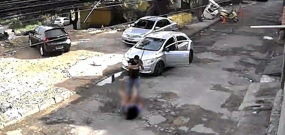 Vídeo: homem agride ex-companheira com barra de ferro após crise de ciúmes