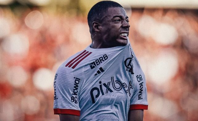 Com expulsões e gol de pênalti no fim, Flamengo vence Atlético-GO pelo Brasileirão