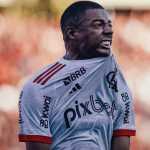 Com expulsões e gol de pênalti no fim, Flamengo vence Atlético-GO pelo Brasileirão