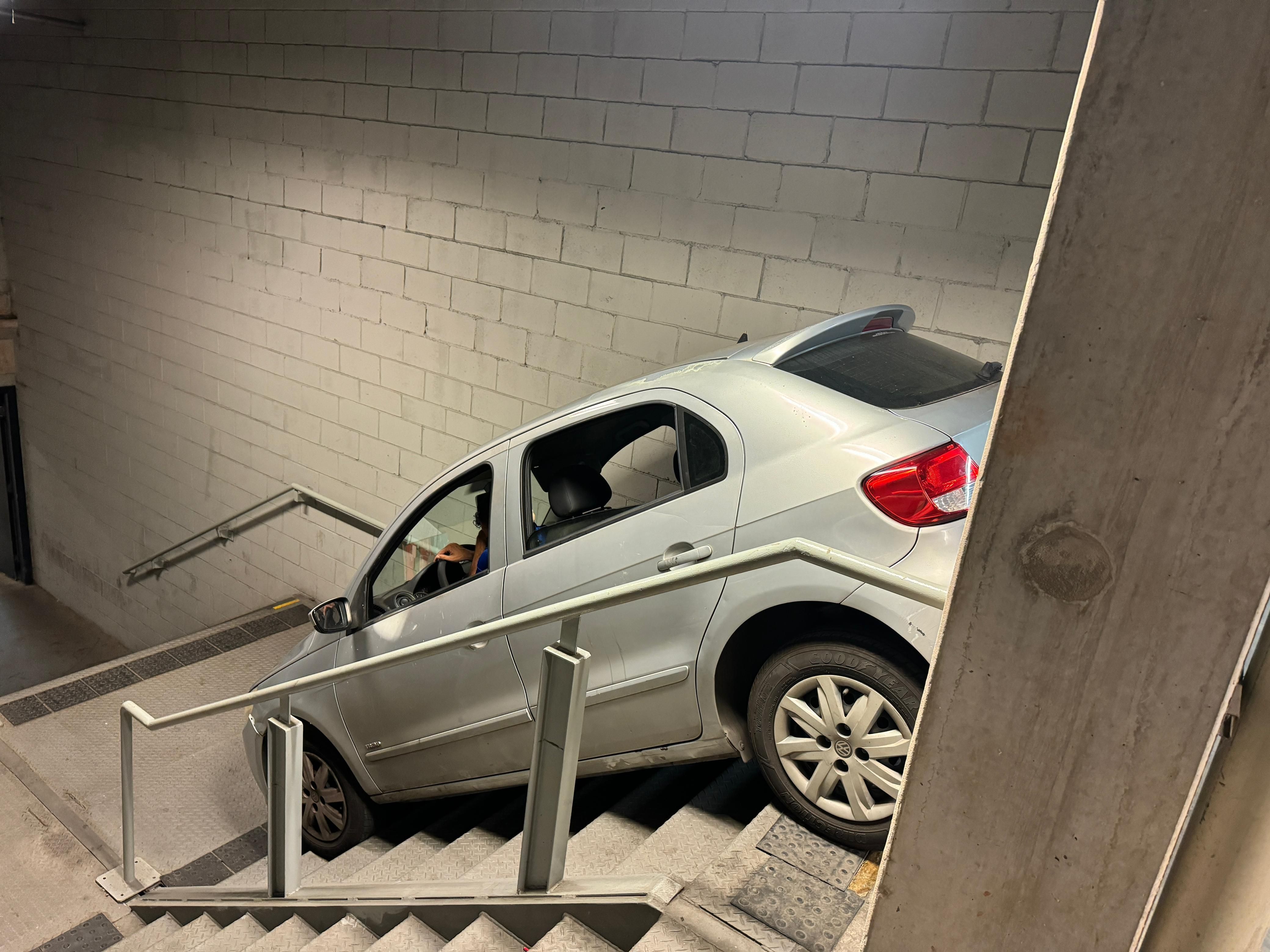 Torcedor do Cruzeiro erra saída de estacionamento e desce escadaria no Mineirão com carro; veja