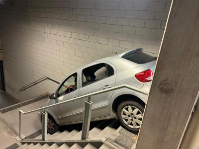 Torcedor do Cruzeiro erra saída do estacionamento e desce escala do Mineirão com carro