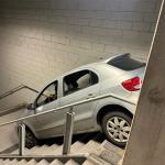Torcedor do Cruzeiro erra saída de estacionamento e desce escadaria no Mineirão com carro; veja