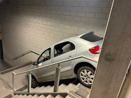 Torcedor do Cruzeiro erra saída do estacionamento e desce escala do Mineirão com carro