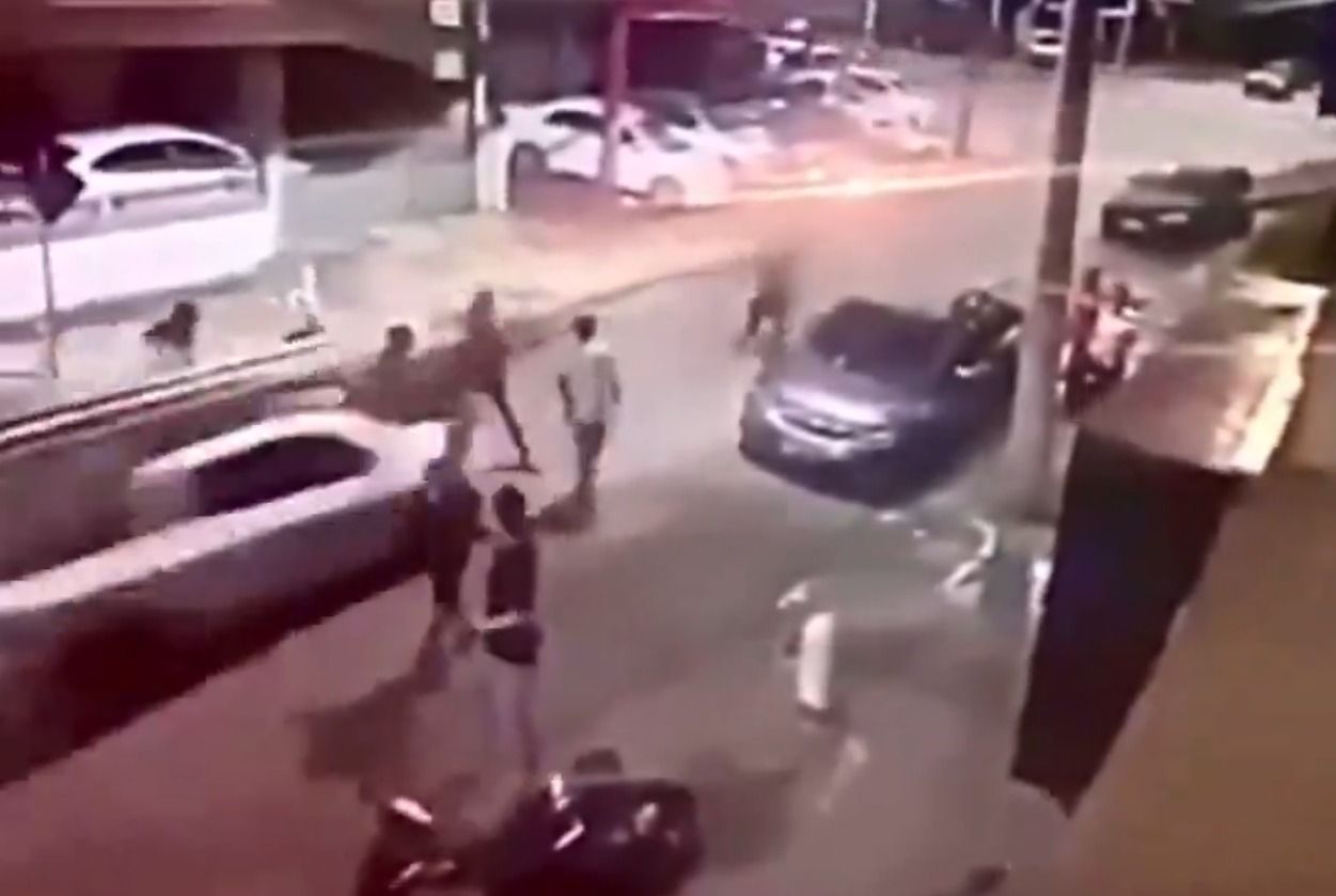 Vídeo: adolescente pega carro da mãe e atropela grupo que saía festa