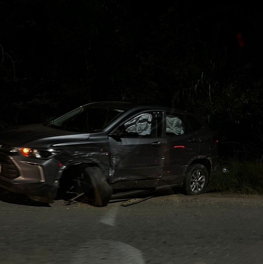 Motorista embriagado leva sete passageiros em carro, se envolve em acidente e tomba veículo em Santa Luzia