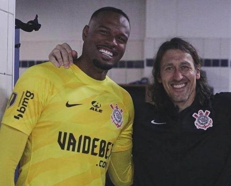 Cássio elogia Carlos Miguel no Corinthians, mas pondera: “Diferente ser o 1 e o 12”