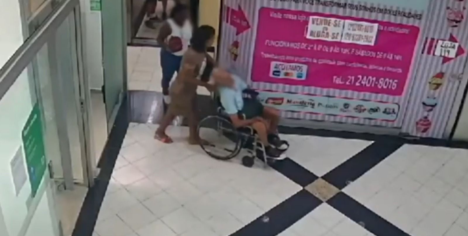 Imagens mostram idoso morto sendo levado em cadeira de rodas a banco por mulher no RJ