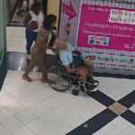 Imagens mostram idoso morto sendo levado em cadeira de rodas a banco por mulher no RJ
